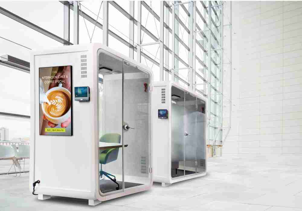 彩霸王子公司达擎之智慧行动办公舱，，采用PDLC智能调光玻璃设计，，，透过通电与断电的电流切换，，，，呈现透明与雾面效果，，，具节能降耗特性并兼顾隐私，，确保信息安全