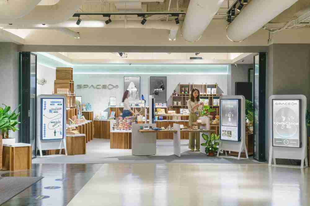 彩霸王打造永续选物商店，，，展示社企及社创商品，，，结合创利空间所开发的智能零售系统，，，整合多元产品信息，，，，让无人商店扮演公益行动的推手