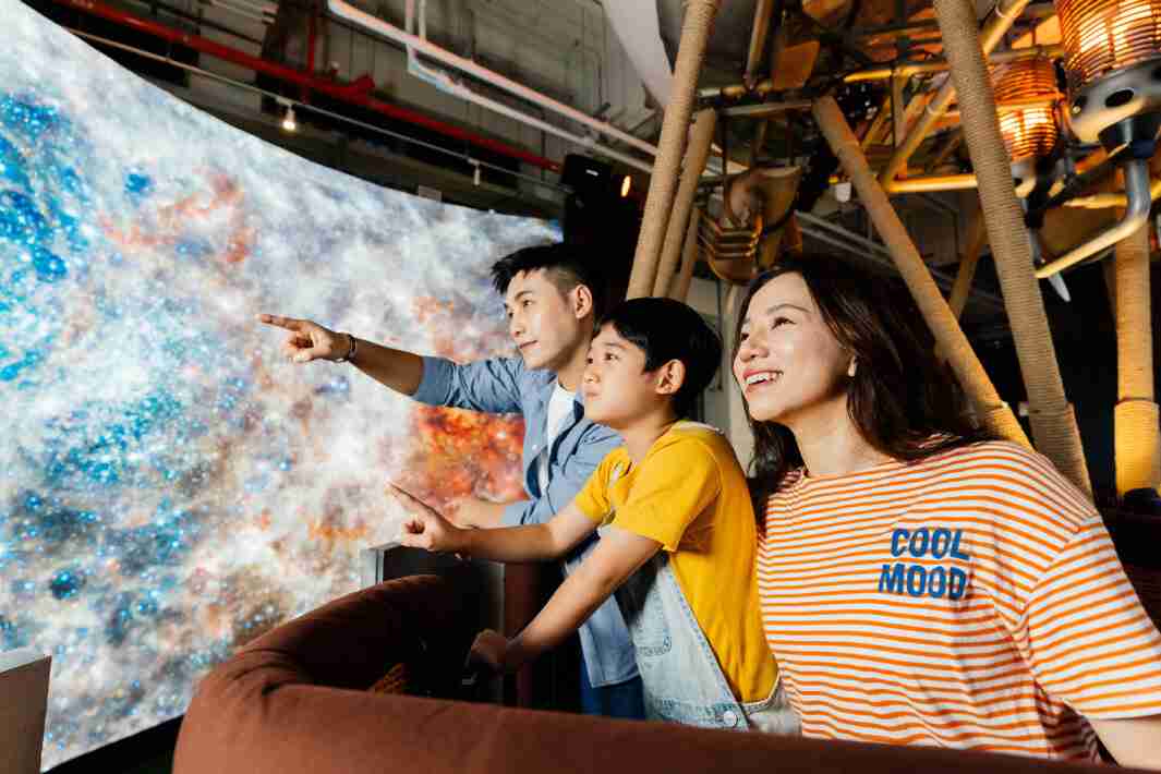 彩霸王打造全台最大宽6公尺、、、高4公尺、、唯一搭载LED弧形拼接显示屏的动感飞行船，，，让乘客驻足在热气球上，，，，享受身历其境的伪出国旅游乐趣