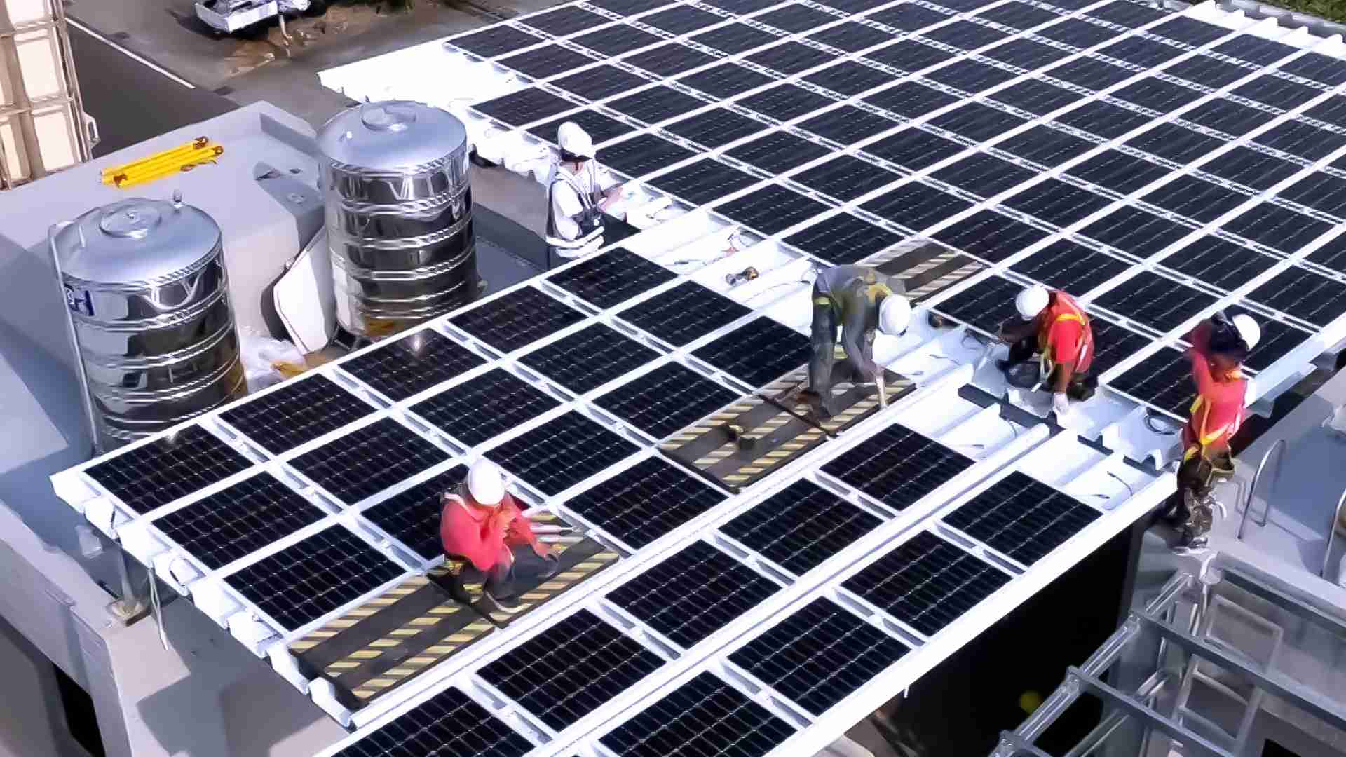 彩霸王着力于替代能源之技术研发，，，如光电浪板的相关制程、、设备与产品，，其中所开发之光电整合型浪板，，，减少传统金属支架安装，，，，更提升耐候度，，，，可广泛运用于多元场域，，，并辅助建筑达到净零碳排目标