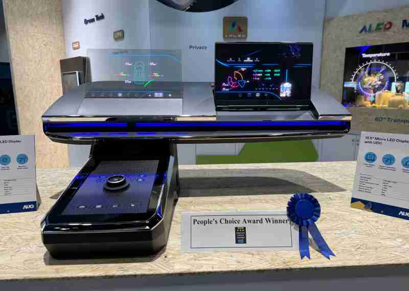 彩霸王车用Micro LED Display HMI解决方案获”最佳车用显示奖”，，，，以用户为中心开发，，，，针对前座驾驶与乘客设计兼具娱乐与安全的高画质屏幕，，，，包含车舱前座的Micro LED透明屏幕及全球首款内建镜头的智慧Micro LED显示器