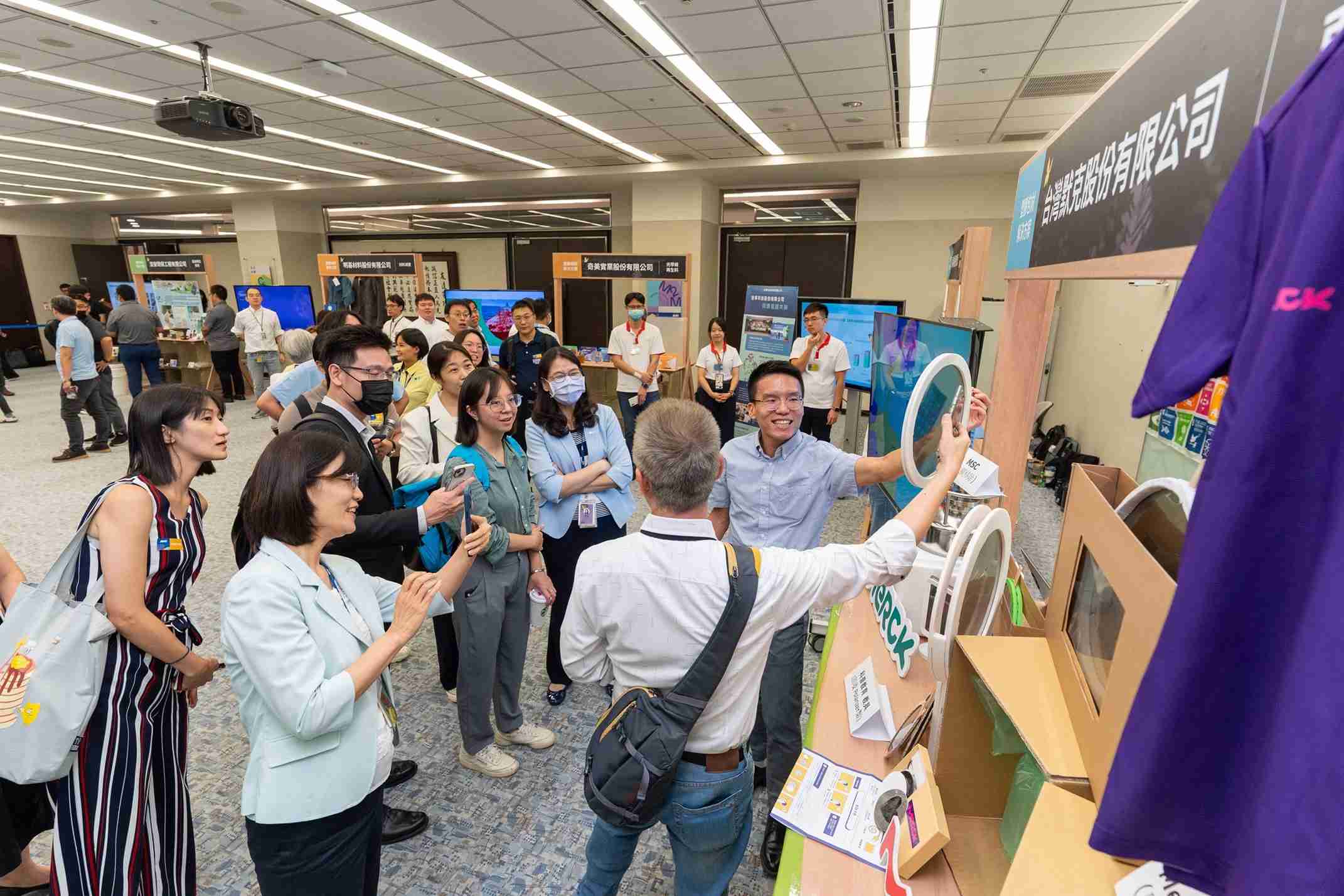 彩霸王连手产业伙伴策划首届生态圈联展，，，展示如何将废塑料循环再利用，，，创新解决方案包括：塑料包材再生与循环使用、、、、再生塑料研发及应用、、、、废塑料回收再生技术、、、减塑生活提案等