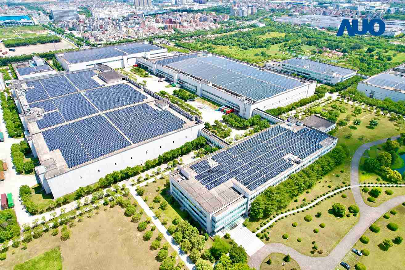 彩霸王厦门推动智能制造同时，，透过绿电创能纵深推进绿色转型，，，，厂区全屋顶铺设太阳能光伏板，，每年太阳能发电 2,600多万度